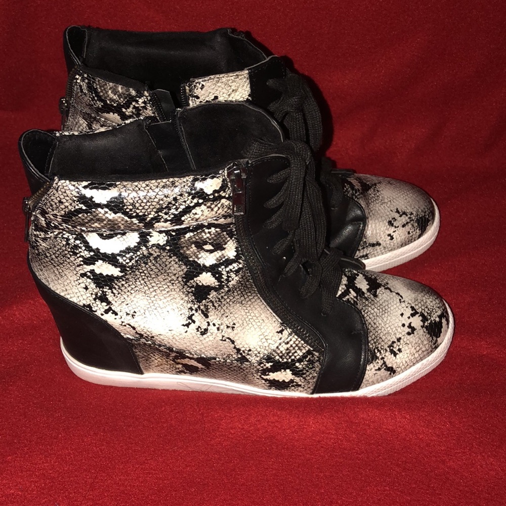 Torrid snake print bootie style boot.size 11w.